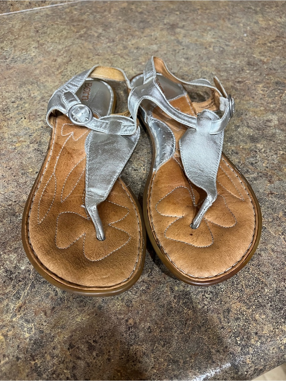 Born Women’s 9 Silver Metallic Leather T-Strap Thong Sandals Boho Vacation
